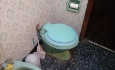 CASA AMERICANA DE 4 AMBIENTES CON FONDO.