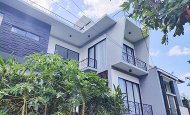 DIJUAL CEPAT VILLA 4 LANTAI, 3 MENIT KE KAMPUS UDAYANA DI JIMBARAN