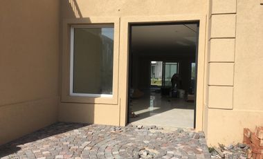 Casa de 5 ambientes con Jardin, Pileta y Parrilla en Venta - Los Castaños - Nordelta