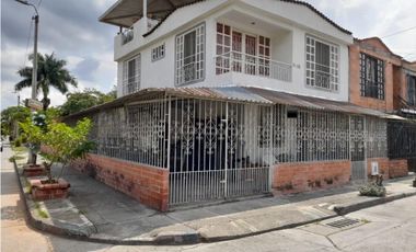 Papayal - Casa esquinera de tres pisos con terraza en venta Palmira