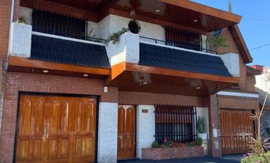 CASA DE 5 AMBIENTES EN BARRIO NAON , LOTE PROPIO, APROX 250 M2