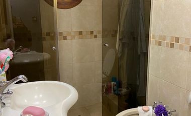 CASA DE 5 AMBIENTES EN BARRIO NAON , LOTE PROPIO, APROX 250 M2