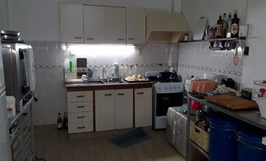 MUY BUENA CASA DE 3 AMBIENTES CON LOCAL
