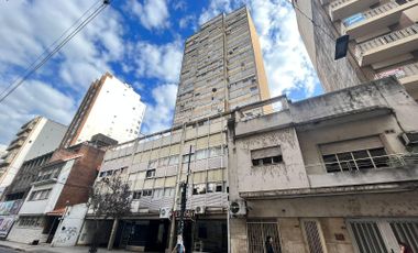 Departamento dos dormitorios y medio, con cochera, reciclado en el centro de Rosario.
