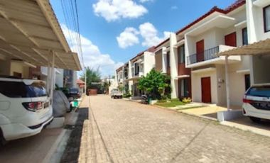 Rumah dalam Townhouse dekat lapangan terbang pondok cabe strategis
