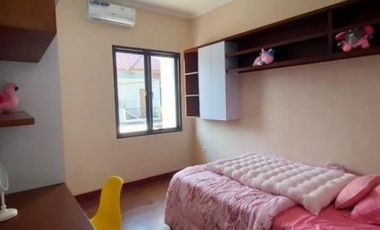 Rumah dalam Townhouse dekat lapangan terbang pondok cabe strategis