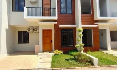 Rumah dalam Townhouse dekat lapangan terbang pondok cabe strategis