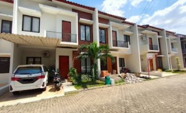 Rumah dalam Townhouse dekat lapangan terbang pondok cabe strategis