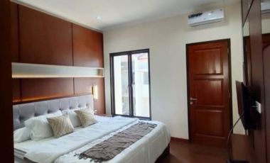 Rumah dalam Townhouse dekat lapangan terbang pondok cabe strategis