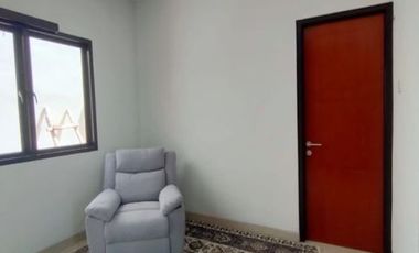 Rumah dalam Townhouse dekat lapangan terbang pondok cabe strategis