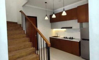 Rumah dalam Townhouse dekat lapangan terbang pondok cabe strategis