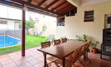 Hermosa Casa de 6 Ambientes con Jardín, Pileta y Doble Cochera- En Venta