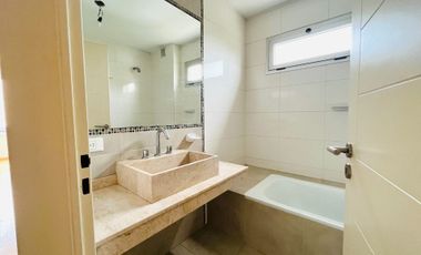 Venta depto dúplex 2 amb Pilar centro con cochera