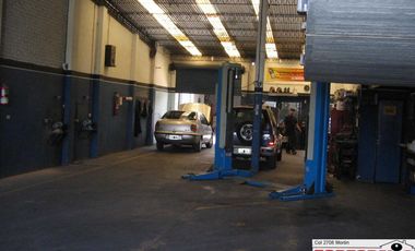 Importante propiedad en venta, enorme losa con entrepiso, baño y oficina. 2 viviendas, a 5 cuadras de la estacion de Merlo, lado norte.-
