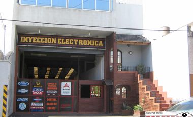 Importante propiedad en venta, enorme losa con entrepiso, baño y oficina. 2 viviendas, a 5 cuadras de la estacion de Merlo, lado norte.-