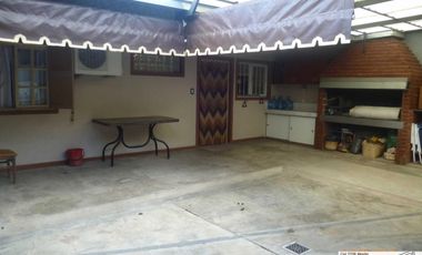 Importante propiedad en venta, enorme losa con entrepiso, baño y oficina. 2 viviendas, a 5 cuadras de la estacion de Merlo, lado norte.-