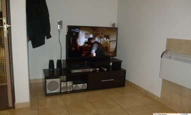 Importante propiedad en venta, enorme losa con entrepiso, baño y oficina. 2 viviendas, a 5 cuadras de la estacion de Merlo, lado norte.-