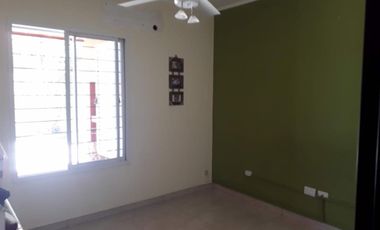 SE VENDE CASA DE 2 DORMITORIOS CON COCHERA - Miguel David y Garrigo.