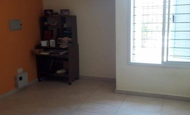 SE VENDE CASA DE 2 DORMITORIOS CON COCHERA - Miguel David y Garrigo.
