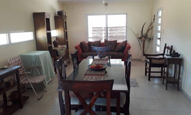 SE VENDE CASA DE 2 DORMITORIOS CON COCHERA - Miguel David y Garrigo.