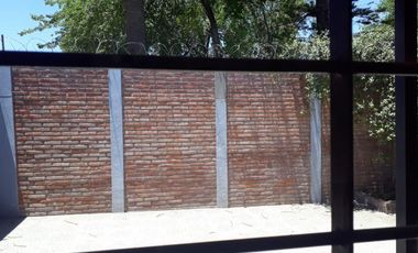 SE VENDE CASA DE 2 DORMITORIOS CON COCHERA - Miguel David y Garrigo.