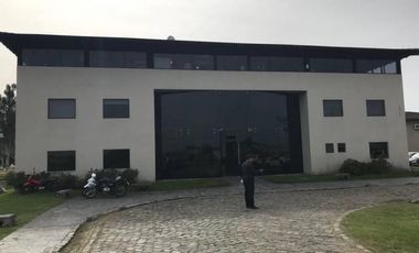 Oficina con muy linda vista a metros del ingreso a Nordelta