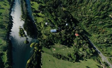 Terreno con borde rio y casa vista al lago