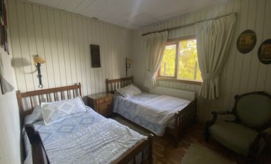 Terreno con borde rio y casa vista al lago