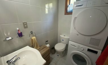 Terreno con borde rio y casa vista al lago