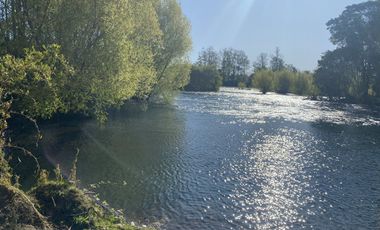 Terreno con borde rio y casa vista al lago