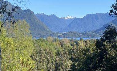 Terreno con borde rio y casa vista al lago