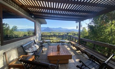 Terreno con borde rio y casa vista al lago