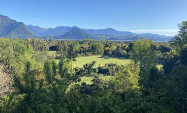 Terreno con borde rio y casa vista al lago