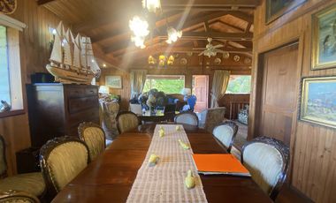 Terreno con borde rio y casa vista al lago