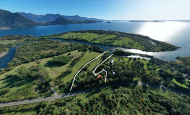 Terreno con borde rio y casa vista al lago