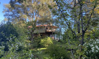 Terreno con borde rio y casa vista al lago