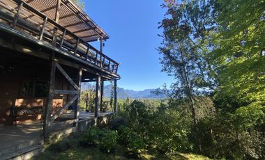 Terreno con borde rio y casa vista al lago