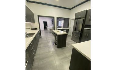 SE ALQUILA CASA SEMI-AMOBLADA 3 REC EN ALTOS DE PANAM