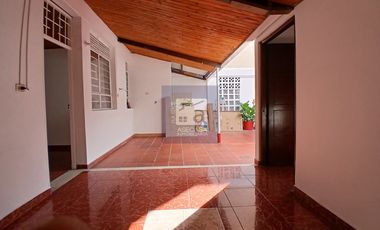 COD. 6134 - SE ARRIENDA CASA COMERCIAL - BARRIO: LA AURORA