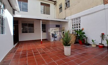 COD. 6134 - SE ARRIENDA CASA COMERCIAL - BARRIO: LA AURORA