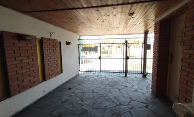 EXCELENTE CASA EN LOTE PROPIO CON 4 HABITACIONES, 2 BAÑOS, PATIO Y PARRILLAS