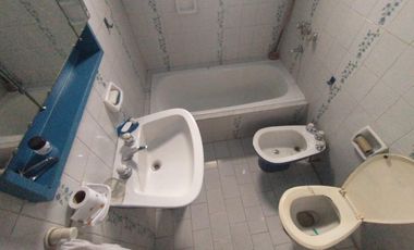 EXCELENTE CASA EN LOTE PROPIO CON 4 HABITACIONES, 2 BAÑOS, PATIO Y PARRILLAS