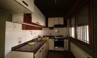 EXCELENTE CASA EN LOTE PROPIO CON 4 HABITACIONES, 2 BAÑOS, PATIO Y PARRILLAS