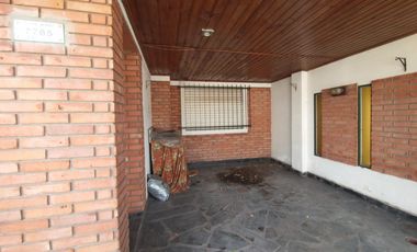 EXCELENTE CASA EN LOTE PROPIO CON 4 HABITACIONES, 2 BAÑOS, PATIO Y PARRILLAS