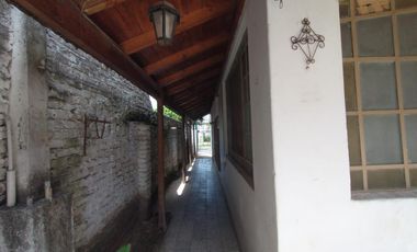 EXCELENTE CASA EN LOTE PROPIO CON 4 HABITACIONES, 2 BAÑOS, PATIO Y PARRILLAS