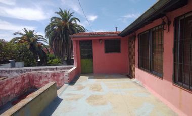 EXCELENTE CASA EN LOTE PROPIO CON 4 HABITACIONES, 2 BAÑOS, PATIO Y PARRILLAS