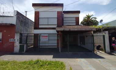 EXCELENTE CASA EN LOTE PROPIO CON 4 HABITACIONES, 2 BAÑOS, PATIO Y PARRILLAS