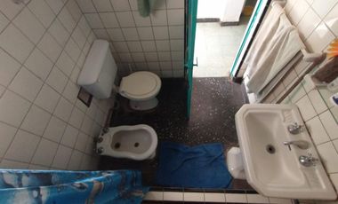 EXCELENTE CASA EN LOTE PROPIO CON 4 HABITACIONES, 2 BAÑOS, PATIO Y PARRILLAS