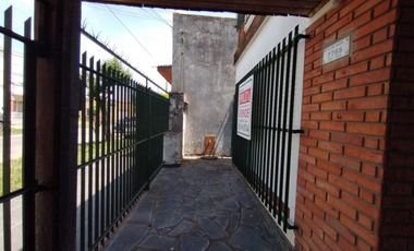 EXCELENTE CASA EN LOTE PROPIO CON 4 HABITACIONES, 2 BAÑOS, PATIO Y PARRILLAS