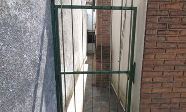 EXCELENTE CASA EN LOTE PROPIO CON 4 HABITACIONES, 2 BAÑOS, PATIO Y PARRILLAS